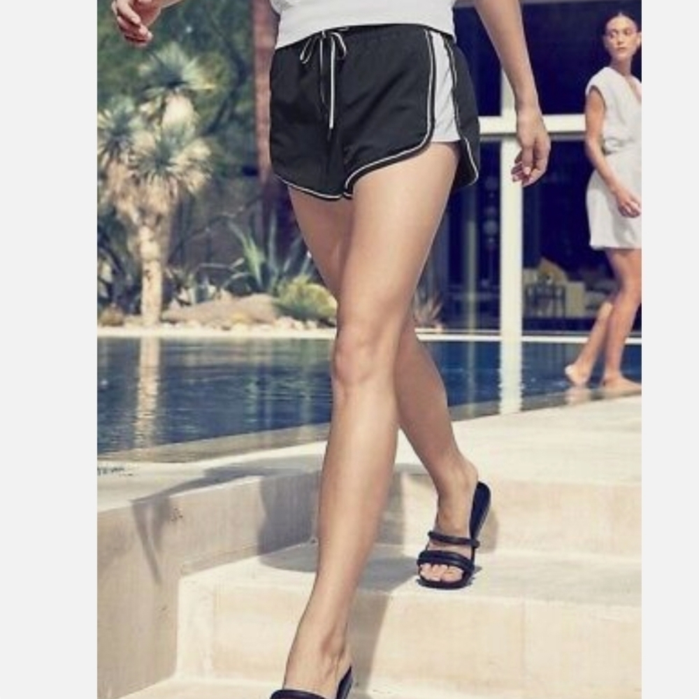 Athleta Colorblock Shorts 4 Black White